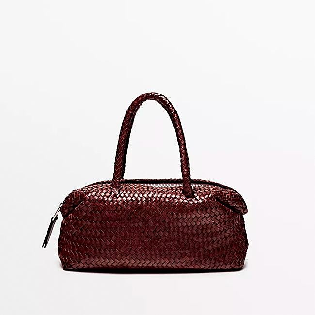 Bolso trenzado en color burdeos de Massimo Dutti.