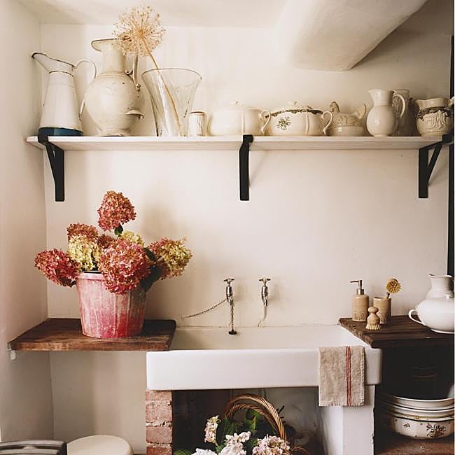 Las vajillas de loza decorada con motivos florales (desde 4.99 euros la pieza) quieren ocupar el hueco que dejan los platos de La Cartuja en nuestra alacena.