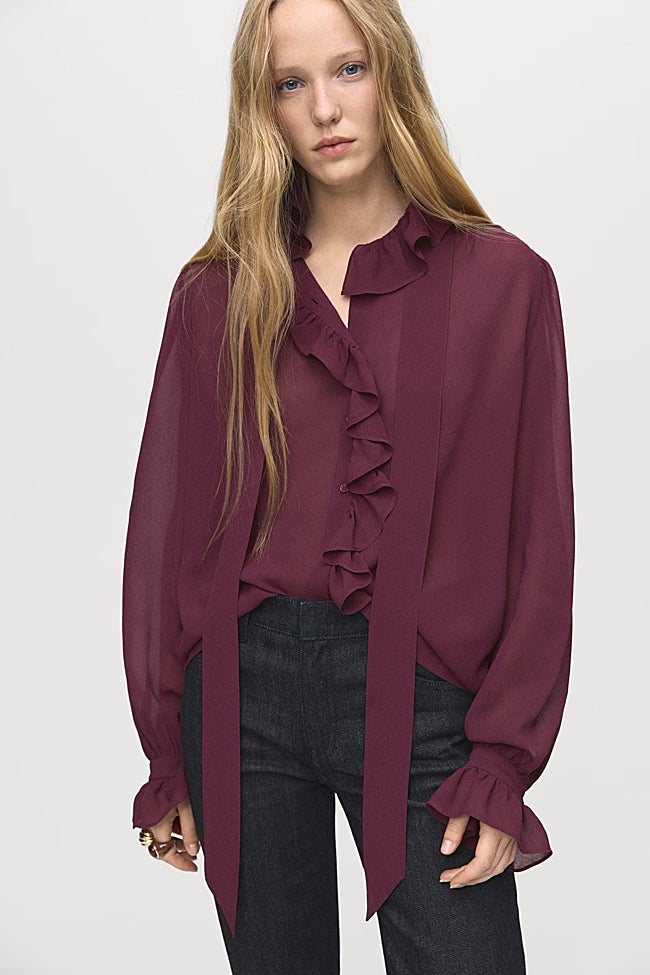 Burgundy blouse from Mango (39,99 euros)