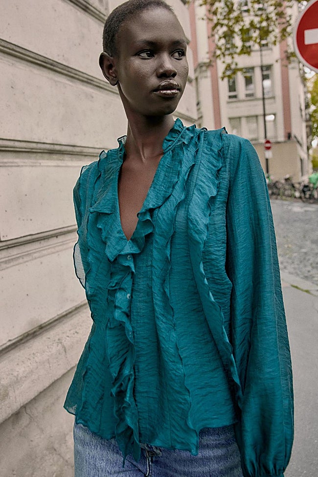 Ruffle blouse from Zara (22,95 euros)