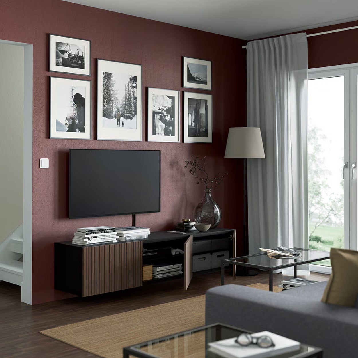 El mueble de televisión BESTÅ aprovecha muy bien la zona de almacenaje, a pesar de sus dimensiones reducidas (180x42x38 cm).