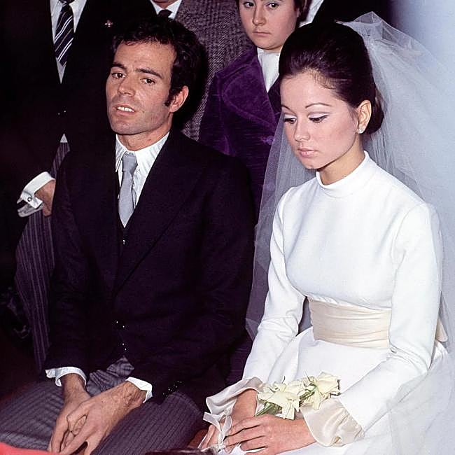 Julio Iglesias and Isabel Preysler on their wedding day.