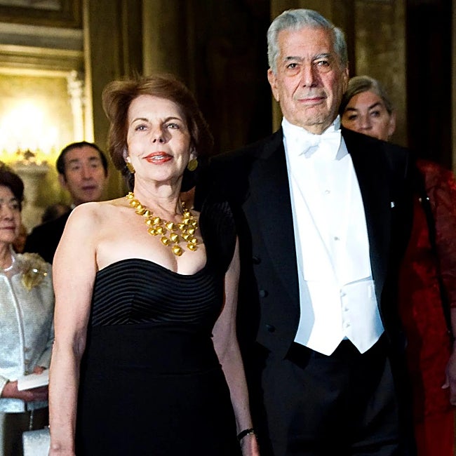 Mario Vargas Llosa junto a Patricia Llosa en la entrega del premio Nobel.