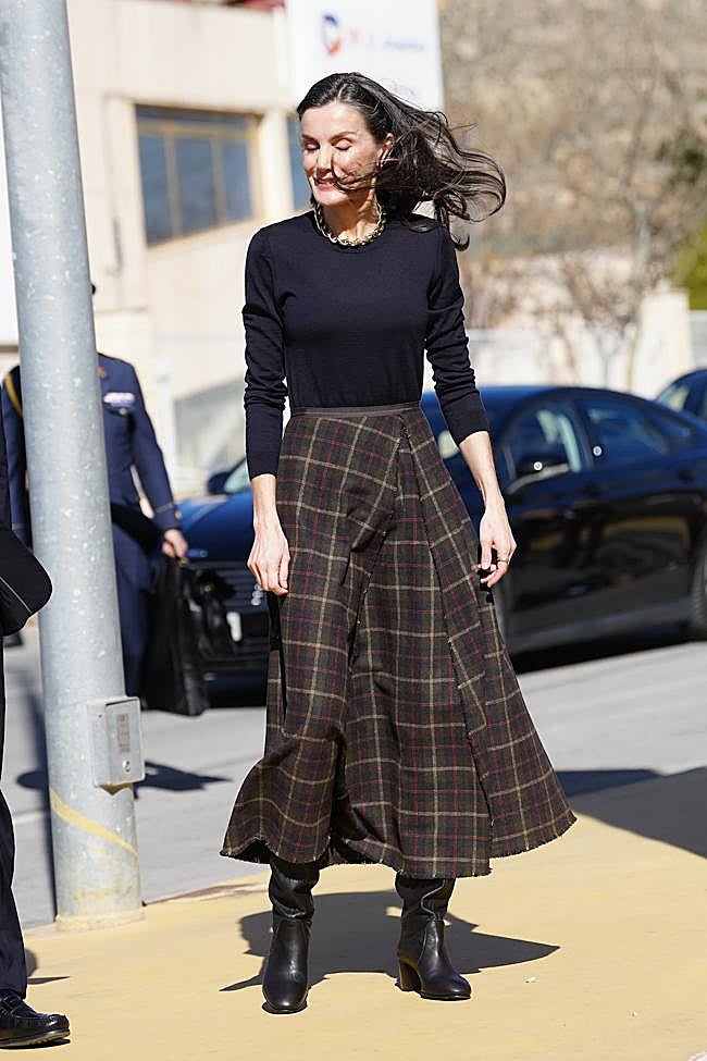 La reina Letizia con una falda de Bimba y Lola