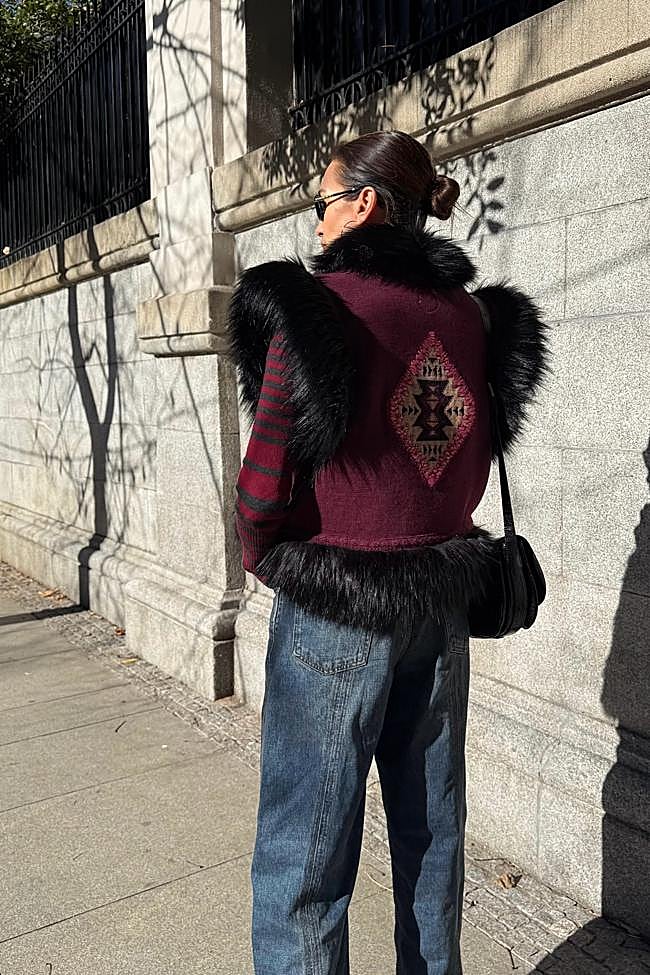 Nieves Álvarez combinó los vaqueros de Zara con un chaleco de Extreme Collection.