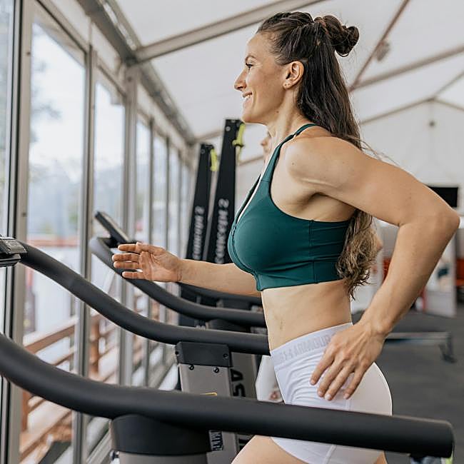 Mujer haciendo ejercicio en la cinta de correr.