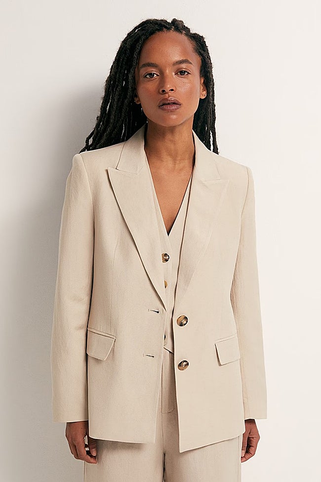 Americana de lino de Sfera (49,99 euros)