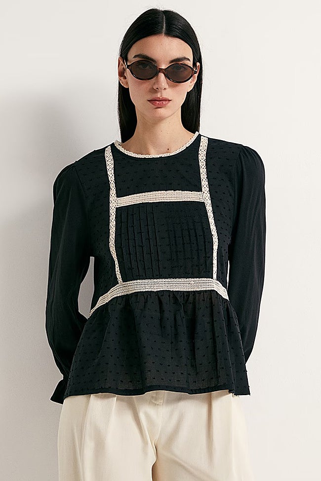 Camisa negra de Sfera (13.99 euros)