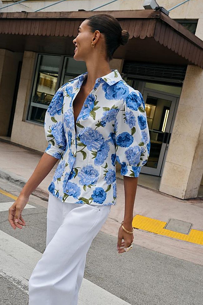 Camisa con estampado de flores de Zara (25,99 euros)