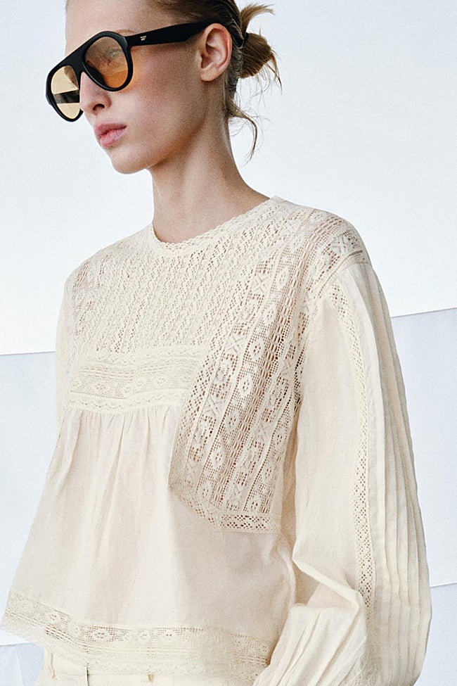 Camisa con bordados de Zara (39,99 euros)