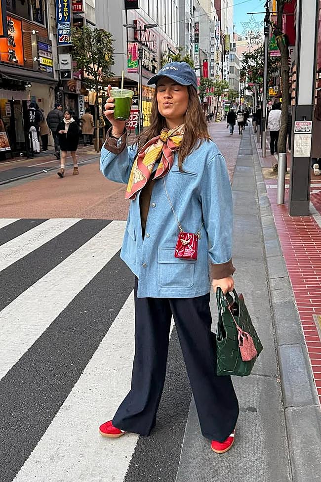 Mujer con chaqueta en baby blue