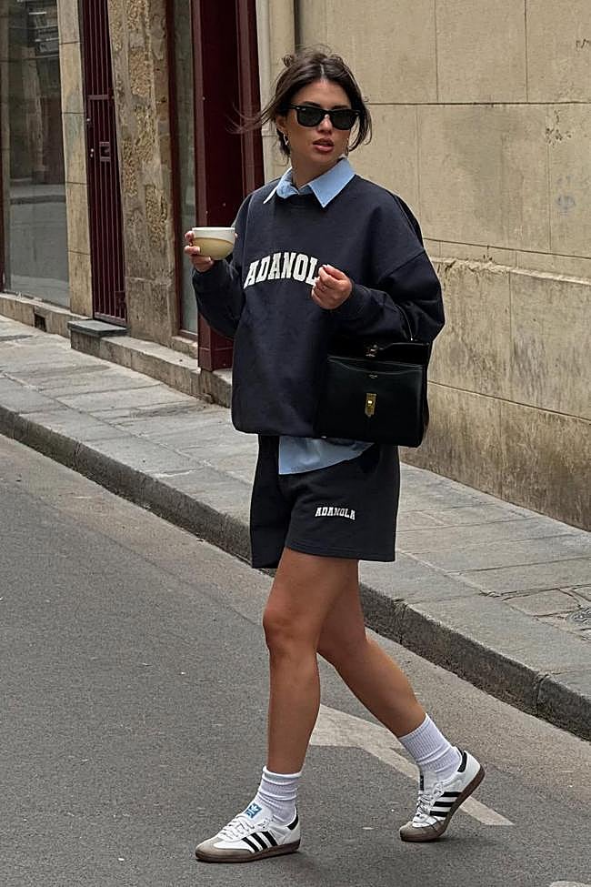 Mujer con camisa baby blue