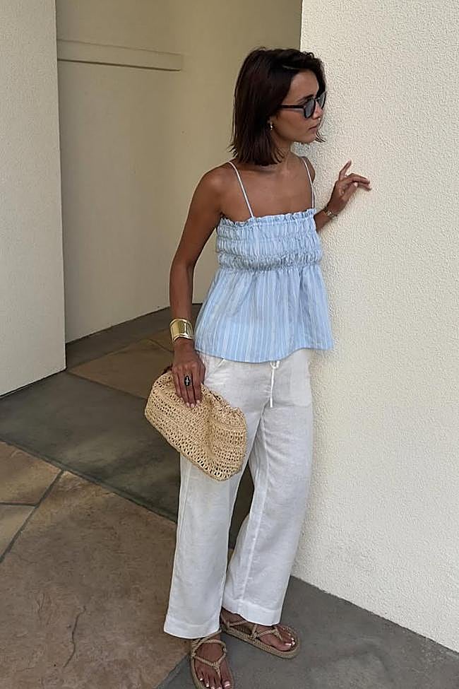 Mujer con top en baby blueº
