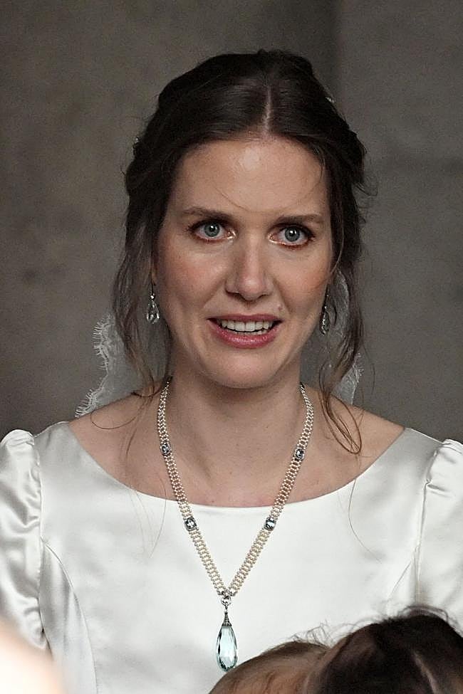 Añadió joyas con piedras azules.
