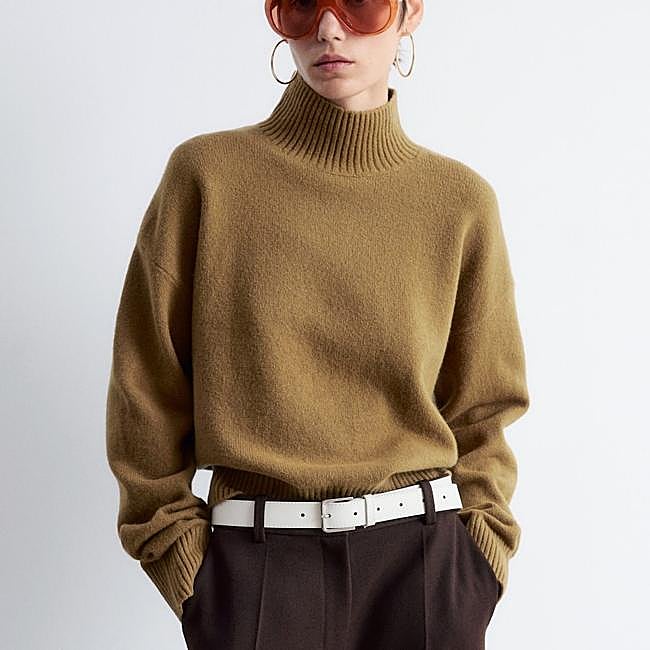Jersey de cuello alto en tono camel de &Other Stories, 35 euros.