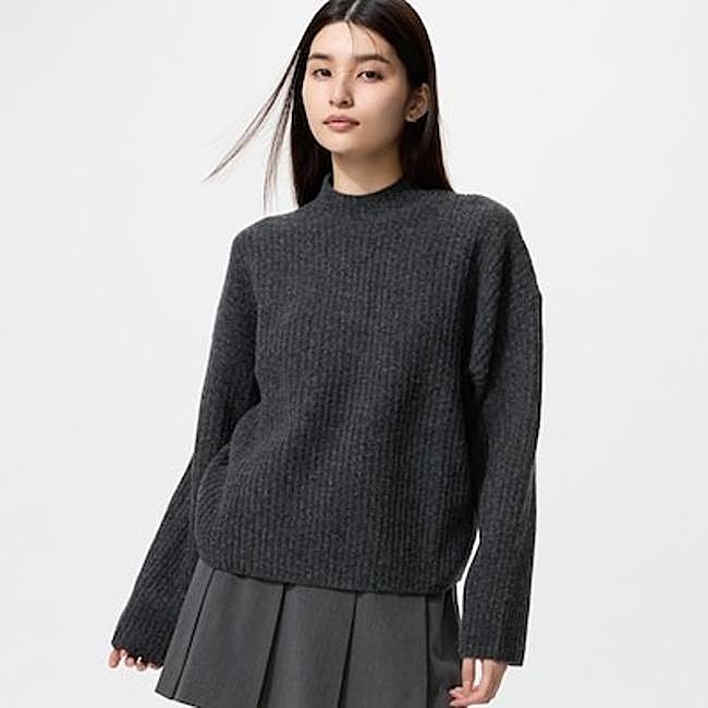 Gray oversized sweater from Uniqlo, 19.90 euros.
