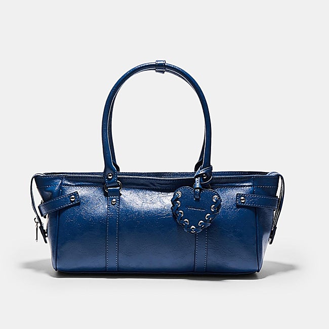 Bolso azul de Stradivarius (22,95 euros)