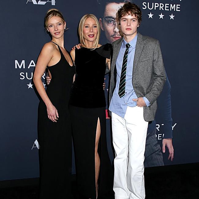 Apple Martin y su madre, Gwyneth Paltrow en el estreno de «Marty Supreme» premiere en diciembre de 2025.