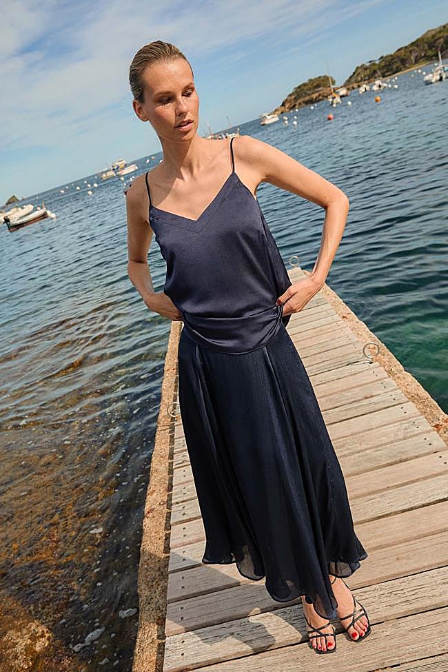 Blusa con tirantes finos en azul de Bimani.