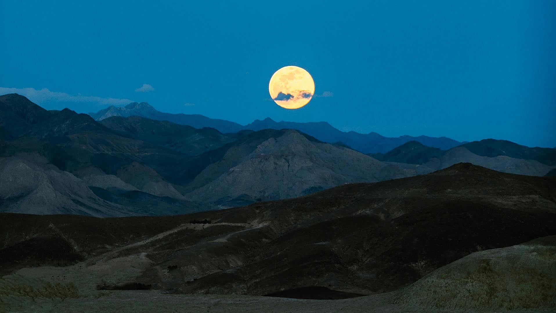 How the February Snow Moon Affects You: Love and Inner Life