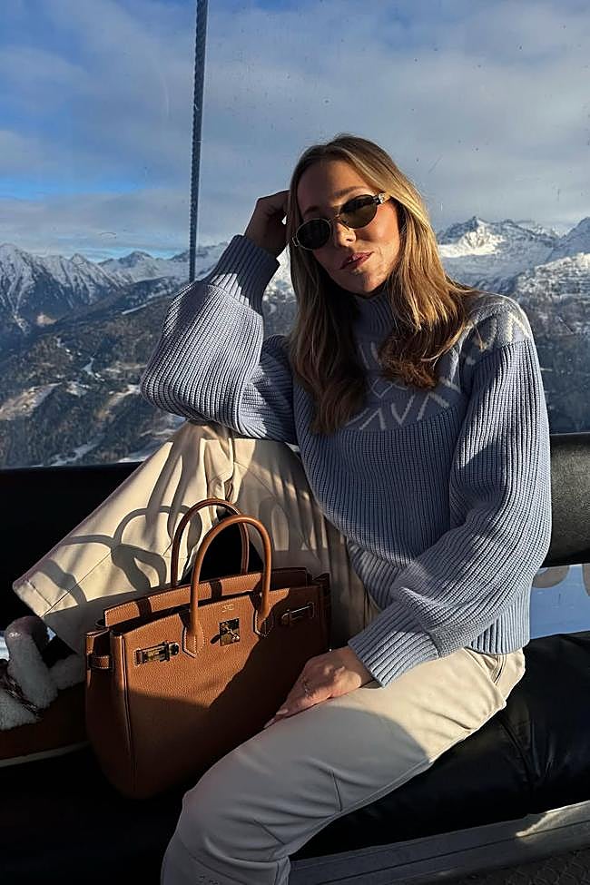 Mujer con ersey en baby blue