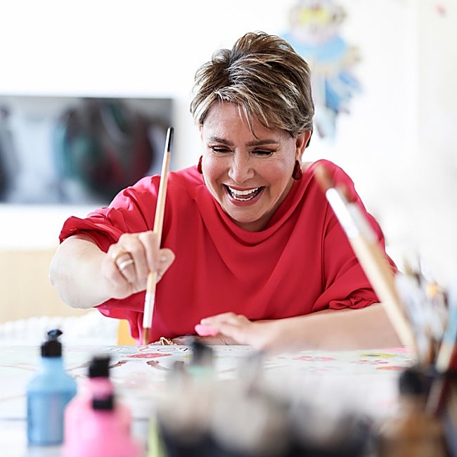 María Teresa durante una visita a un taller.