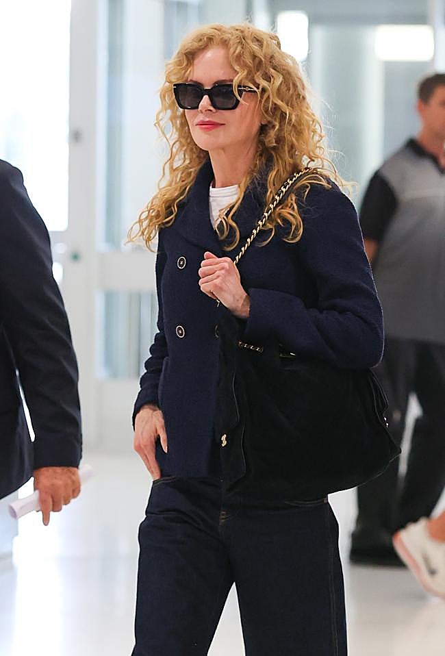 Nicole Kidman en el aeropuerto de Sidney con el pelo rizado.