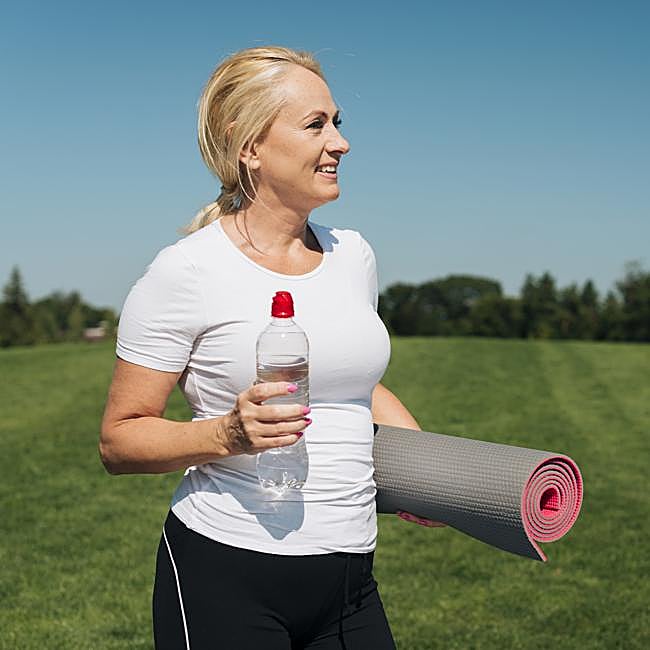 Mujer haciendo ejercicio con una esterilla.