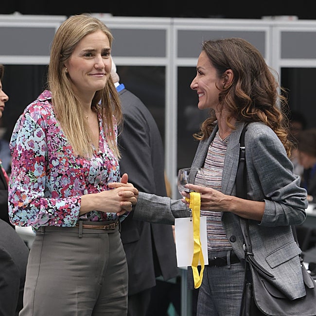 Sara Aagesen conversando con Telma Ortiz.