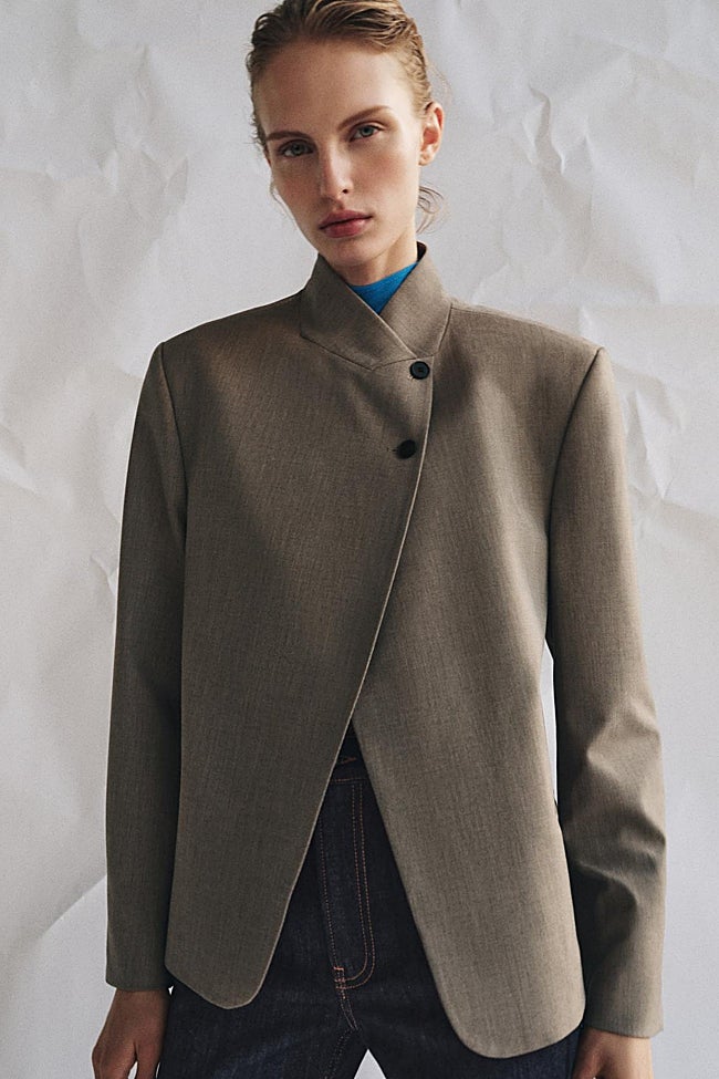 Americana cruzada de Zara (79,99 euros)
