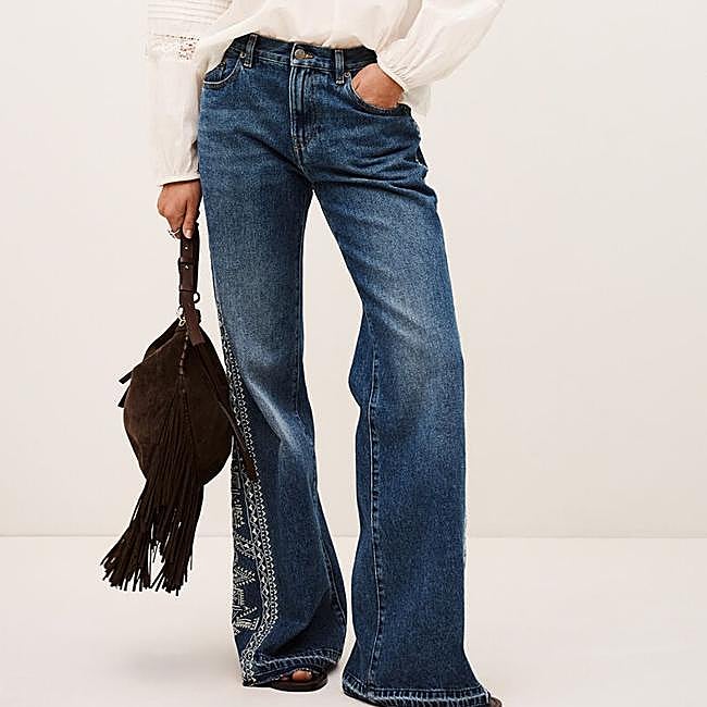 Vaqueros de tiro alto con pierna ancha de ba&sh, 245 euros.