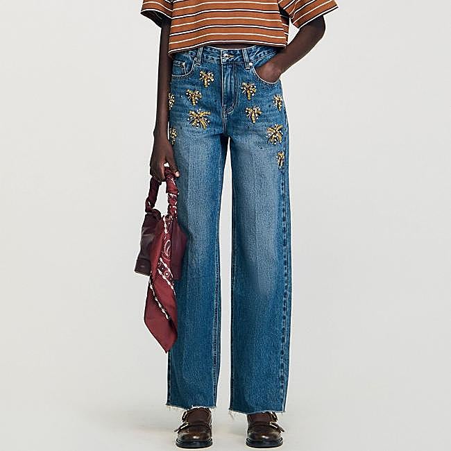 Vaqueros de tiro alto con bordados de Sandro, 122,50 euros.