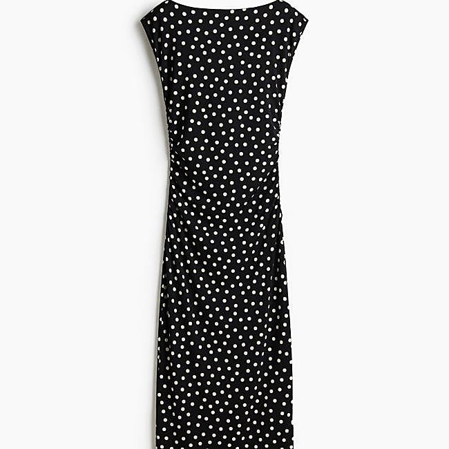 Vestido midi de lunares, 19,99 euros.