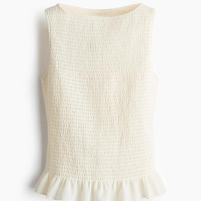 Top fruncido en color claro, 14,99 euros.