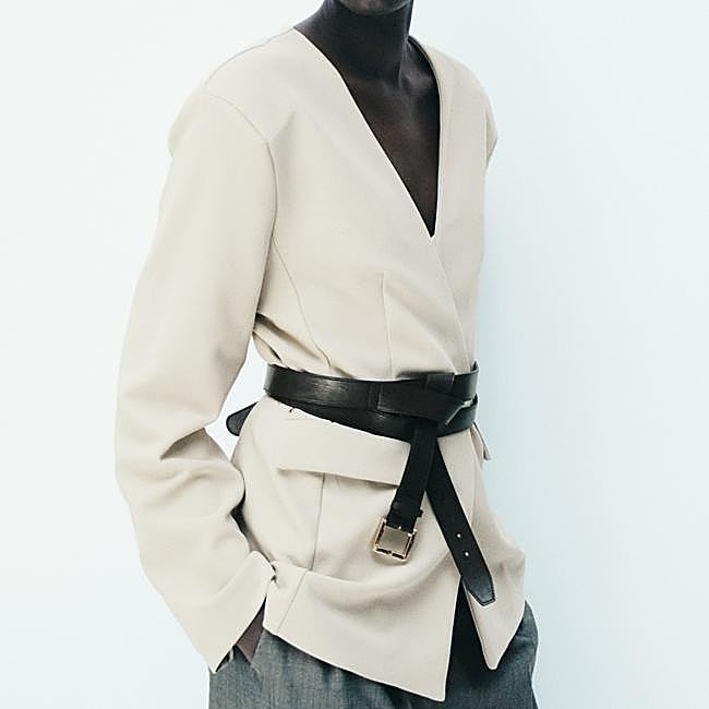 Blazer cruzada en tono neutro, 19,99 euros.