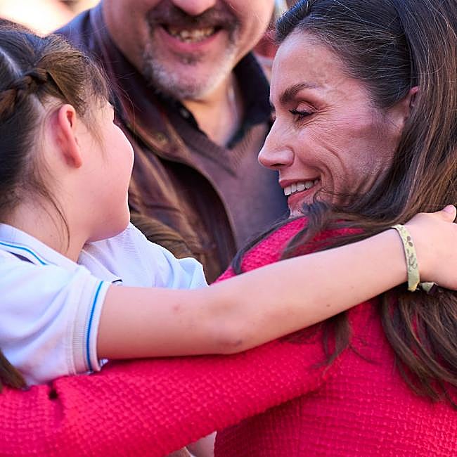 Letizia en modo abuela con una niña, en Jaén.