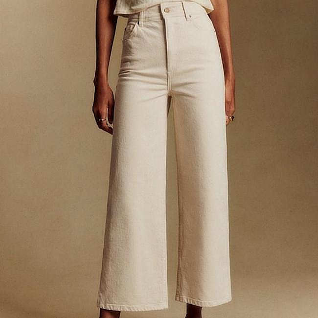Vaqueros blancos de tiro alto de Sezane, 100 euros.