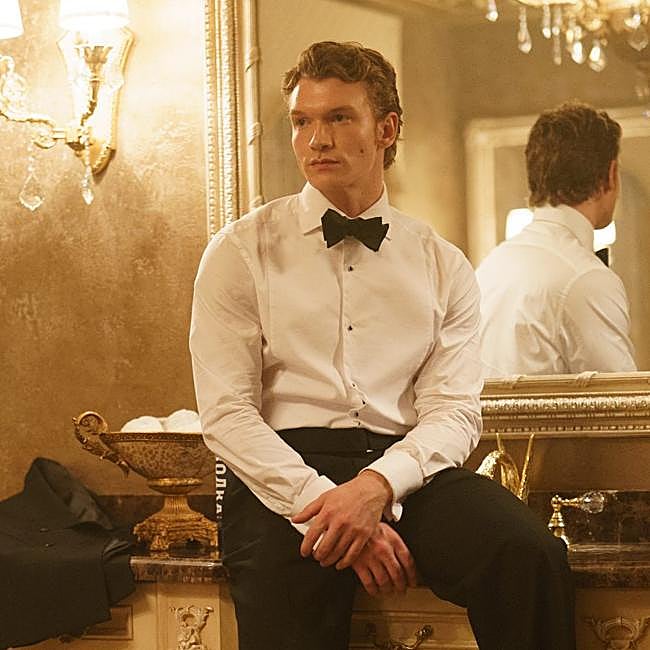 Connor Storrie y Hudson Williams portando la antorcha olímpica en una imagen creada por la cuenta de Instagram de los Juegos Olímpicos de Milano Cortina.