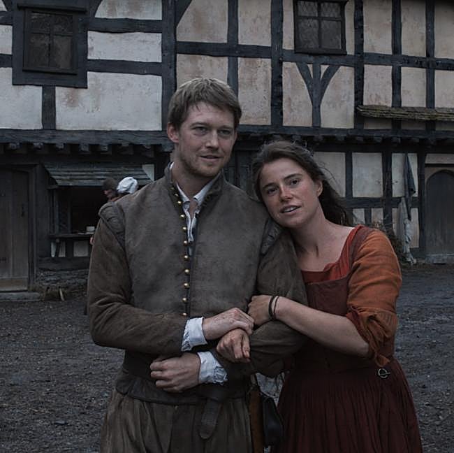 Jessie Buckley y su compañero de reparto Joe Alwyn en un descanso del rodaje de Hamnet.