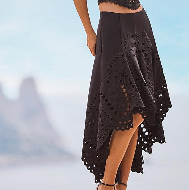 Falda con detalles de encaje de Charo Ruiz, 396 euros.