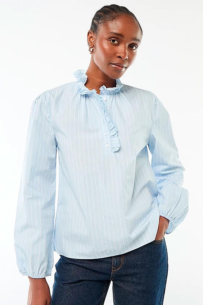 Blusa con volantes en azul de Kiabi.