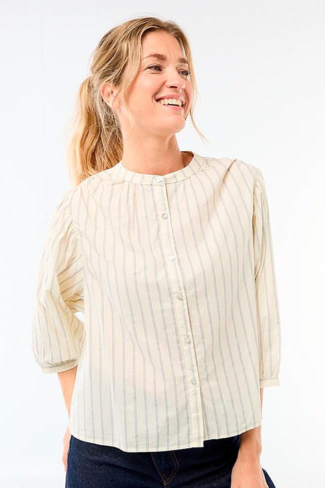 Blusa beis de rayas con manga francesa de Kiabi.