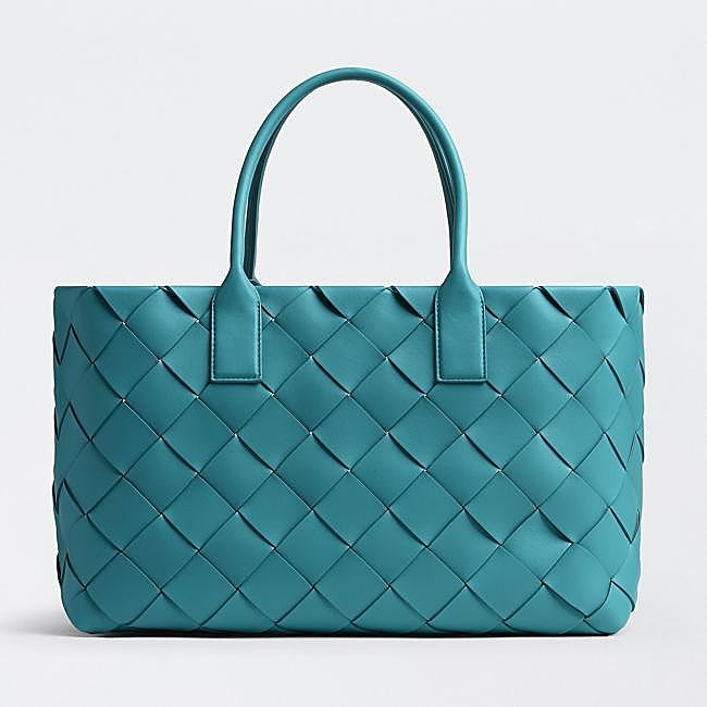 Braided Bottega Veneta bag, 3.900 euros.