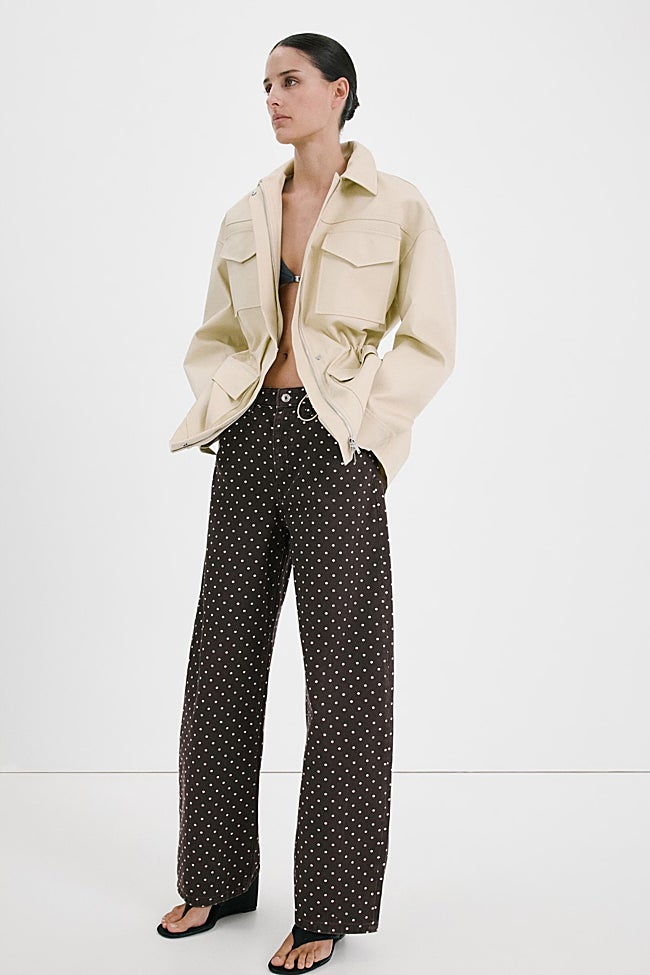 Vaqueros con estampado de lunares de Mango (39,99 euros)