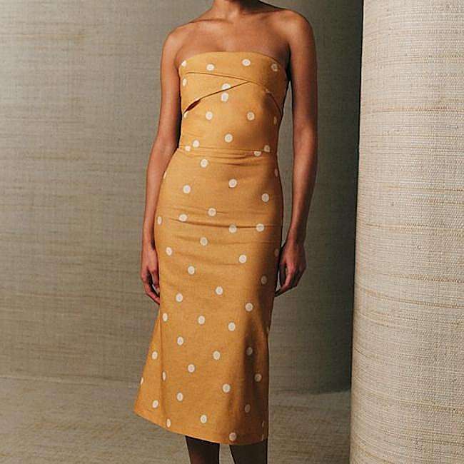 Vestido palabra de honor con lunares de Sézane, 185 euros.