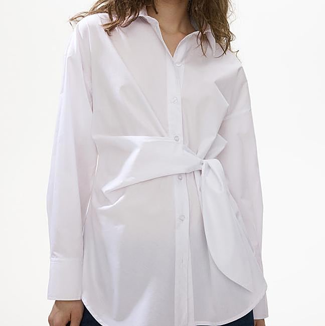 Camisa blanca con lazada lateral, 29,99 euros.