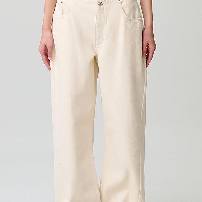 Vaqueros blancos de corte recto relajado de Claudie Pierlot, 195 euros.