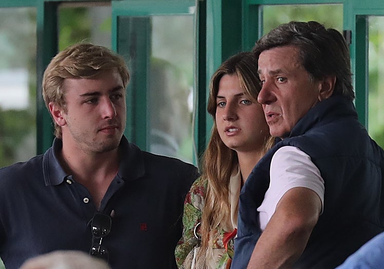 Cayetano Martínez de Irujo, con sus hijos Luis y Amina.