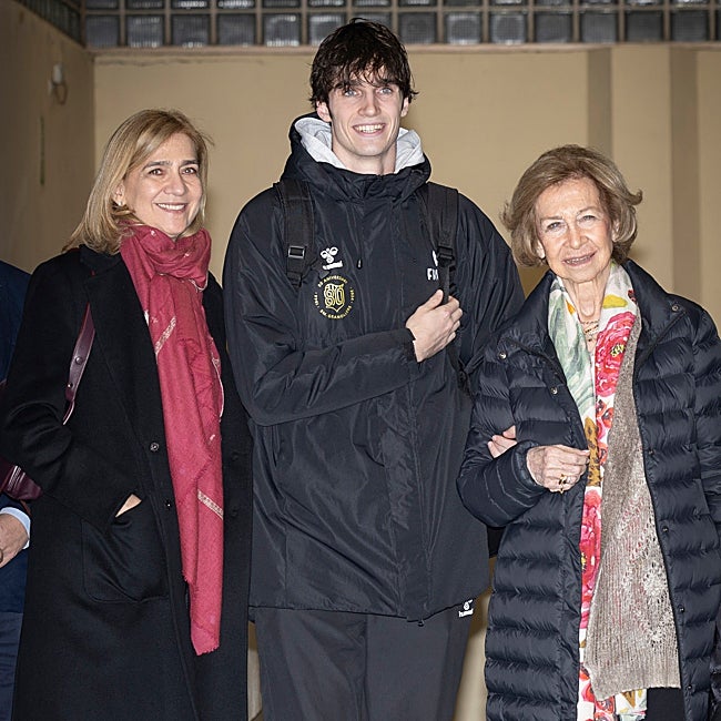 La infanta Cristina y la reina Sofía junto a Pablo Urdangarin.