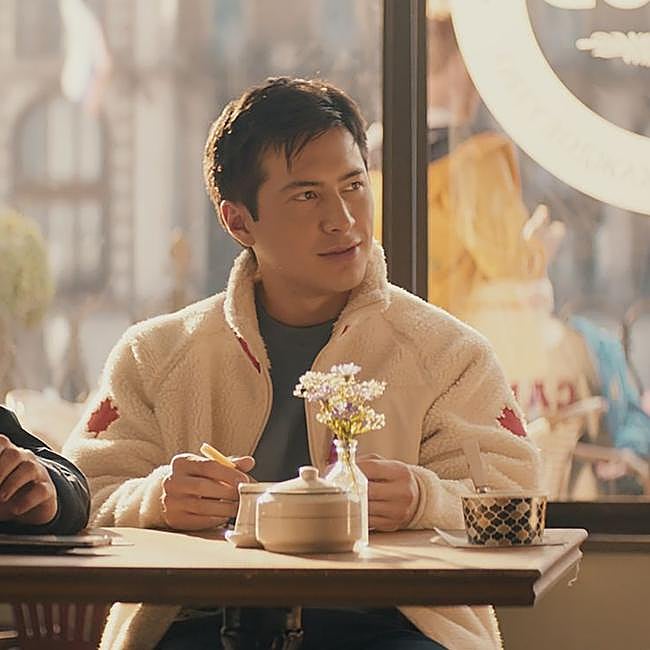 Hudson Williams es Shane Hollander en la producción canadiense ambientada en el mundo del hockey sobre hielo, Más que rivales.